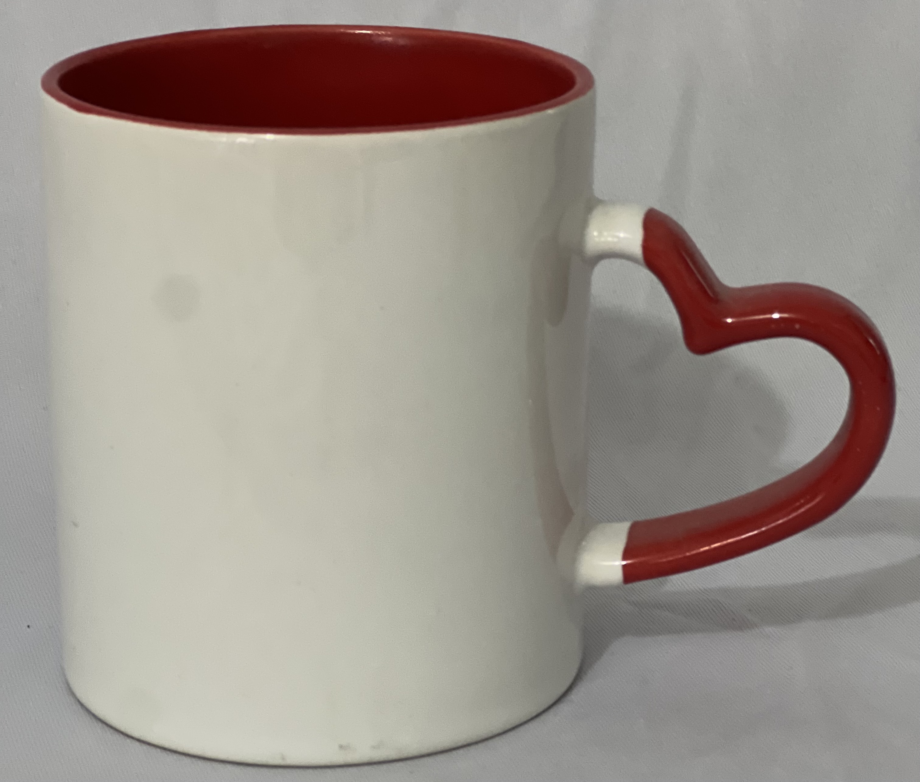 Caneca personalizada alça coração com interior vermelho