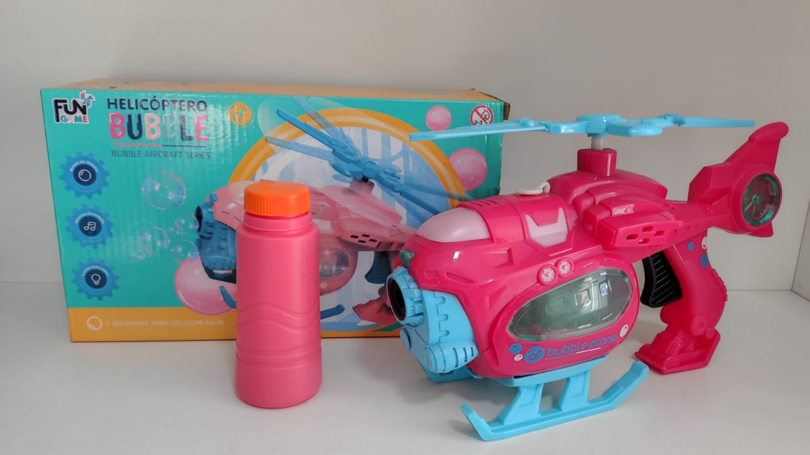 Helicóptero lança bolhas