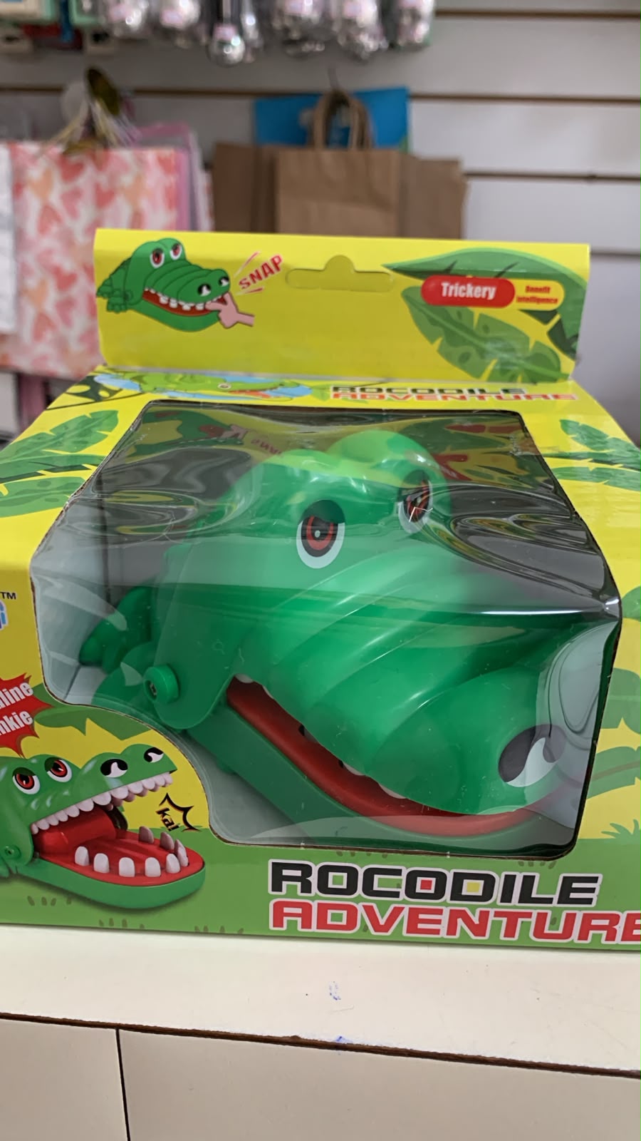 Crocodilo morde dedo